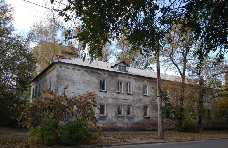 Саратовчанку с мужем-инвалидом и детьми выселяют из аварийного дома в маленькую квартиру